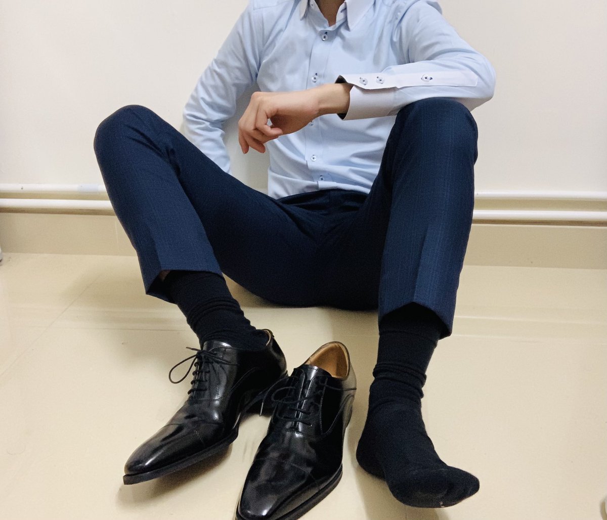 decentofficeboy's tweet photo. Wish you a good start of work in the new year of Tiger 🐯💪🏻
New shirt, new pants, new socks and new leather shoes 🤪
#Regalshoes #leathershoes #hksuitguy #suitfetish #socksfetish #fun https://t.co/F1lmvF2lKN