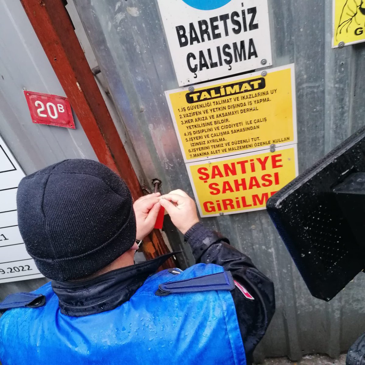 ekrem_imamoglu's tweet photo. Bir vakıf tarafından yapımı devam eden ve Süleymaniye Camii’nin silüetini bozan yurt inşaatının durdurulması için tanıdığımız süre doldu. İnşaat, ekiplerimiz tarafından mühürlendi. İstanbul’un tarihi ve manevi değerlerini korumada taviz vermeyeceğiz. https://t.co/HYpMCtrtSv