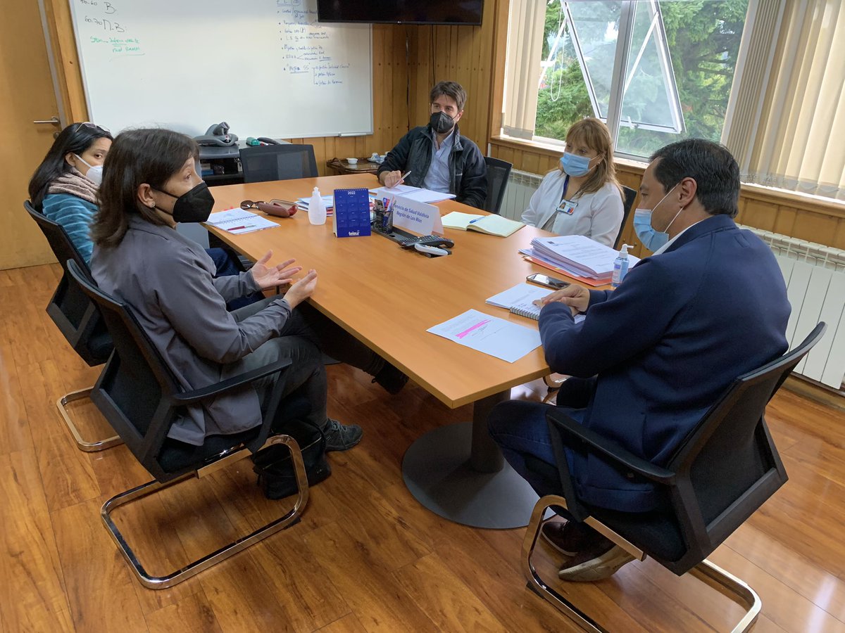 ssaludlosrios's tweet photo. ➡️Director (s), Renato Toro y equipo de la subdirección médica del @ssaludlosrios se reunieron con representantes del Colegio Médico Valdivia para coordinar acciones conjuntas para hacer frente al aumento de casos #COVID19 en #LosRíos✔️

#valdiviacl https://t.co/PBxOJmpyjQ