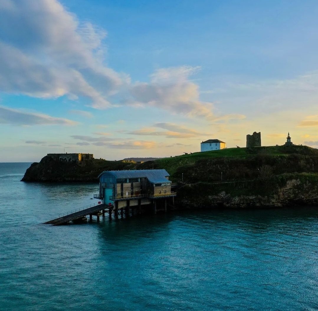 aroundtenby's tweet photo. Fabulous view of Castle Hill, St Catherine’s Island and the RNLI Lifeboat Station 

Photo by @jaywalk1989 @CymruStock

@LoveTenby
@RNLI 

#tenby #rnli #wales #cymru #uk #visitwales #welsh #england #southwales  #discovercymru #travel  #adventure #discoverwales https://t.co/jotK2RkVKA