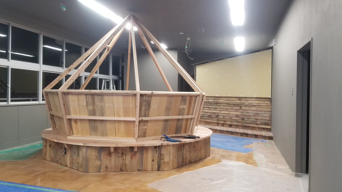 nikahonohokani's tweet photo. 今日のリノベ進捗👷‍♂️

ついに明日最終日…！みんな疲れてる中での追い込みがえぐい。３階があっという間に激変。
お昼は豪華な唐揚げ弁当と海老味噌汁の差し入れ🦐いつもありがとうございました🥰

明日に備えて最後はみんなで片付け３時間…！その後久々にみんなでまったり。いざ最終日、サウナ棟！ https://t.co/DX5EwsKB80