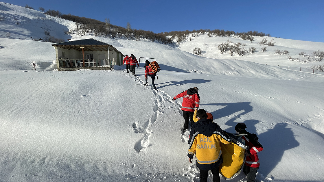 #UMKE ve #112AcilSağlık Ekiplerimiz'in #Bingöl'de hastalara ulaşmak için verdiği zorlu kar mücadelesine <a href="/anadoluajansi/">Anadolu Ajansı</a> tanık oldu.

aa.com.tr/tr/yasam/gecit…