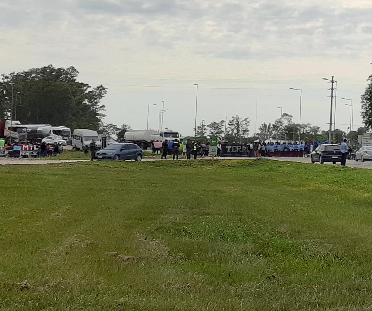 ⚠️Ahora ⚠️ RN 34. CORTE DE RUTA EN ZONA DE ROTONDA PICHANAL. Policía y Gendarmería en el lugar. Motivo protesta pago FMI. El tránsito se libera cada 30 minutos