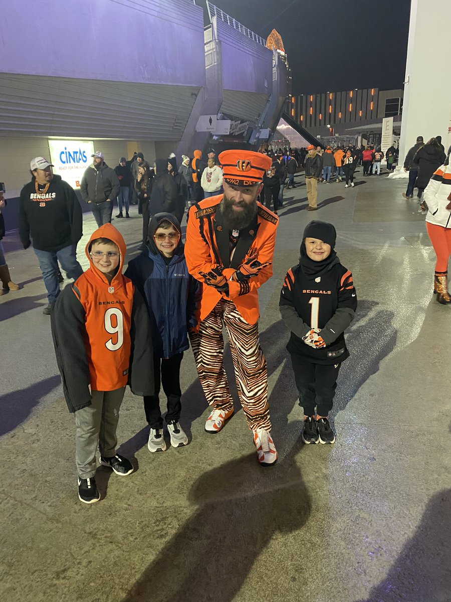 powellro's tweet photo. Thanks for the pic @BengalsCaptain. Little man with the Ja’Marr jersey talked about meeting “the Captain” the rest of the night https://t.co/6coZTGdcQm