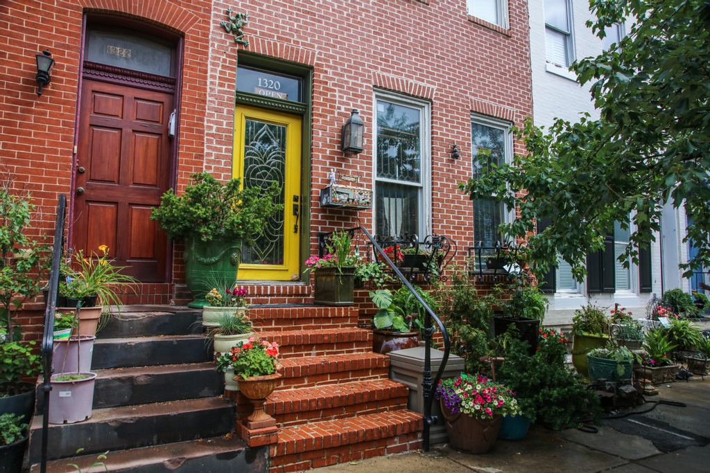 LiveBaltimore's tweet photo. Union Square is a historic neighborhood in #SoWeBo marked by pre- and post-Civil War architecture, period street lamps, brick sidewalks and stately homes. Read more about it at https://t.co/wlEHoqQCSn. #iheartcitylife https://t.co/yw8D0Umh3t