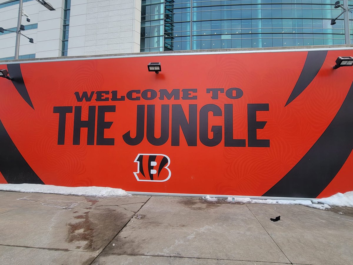 gocroswell's tweet photo. We are on-site at Paul Brown Stadium ready to transport our CINCINNATI BENGALS to the Airport! #SuperBowlBound

#GoCroswell
#GoBengals 
#WHODEY https://t.co/u3ani5E8X8