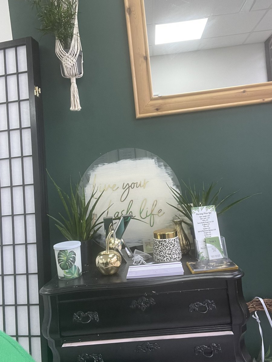 LynnJinks1's tweet photo. Gifting a crystal today made my heart sing. I cleansed, programmed and gifted a Green Jade. 
Can’t wait to see what happens 
#lawofattraction #Crystal #crystalenergy https://t.co/Q8QDYkvKK0