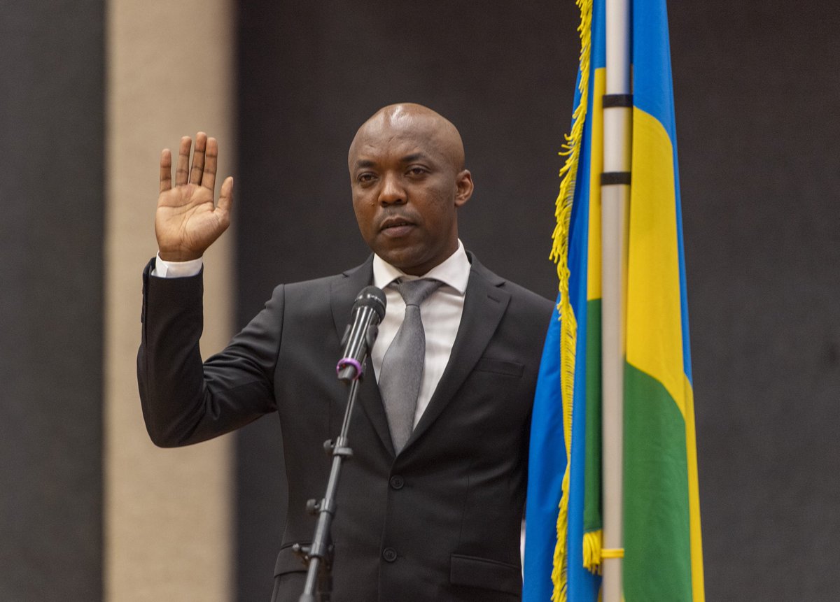 UrugwiroVillage's tweet photo. President Kagame today officiated the swearing-in of newly appointed Minister of Infrastructure, Hon. Ernest Nsabimana @Dr_ENsabimana and Minister of State in @RwandaInfra, Hon. Patricia Uwase @Eng_Patricie. https://t.co/xNI1LiYsF3