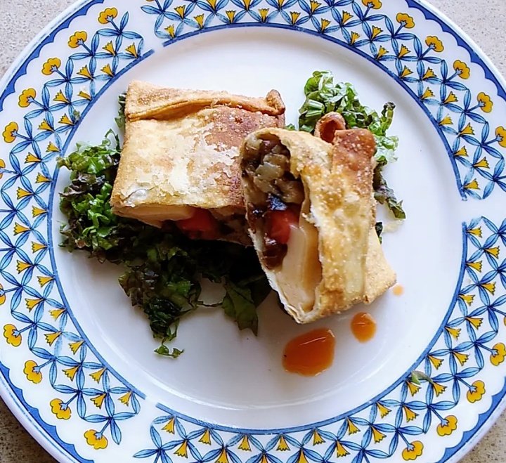 NinasSweet's tweet photo. Deliciosos y crujientes paquetitos en pasta filo, para tus reuniones, este es de mis favoritos relleno de berenjena asada tomates cherries y trozos de queso parmesano, acompañado de salsa ligera de curry y chile asiático.
#vegetarian #canapes #delicious #ninas_sweetstips https://t.co/T9xSy4kDaG