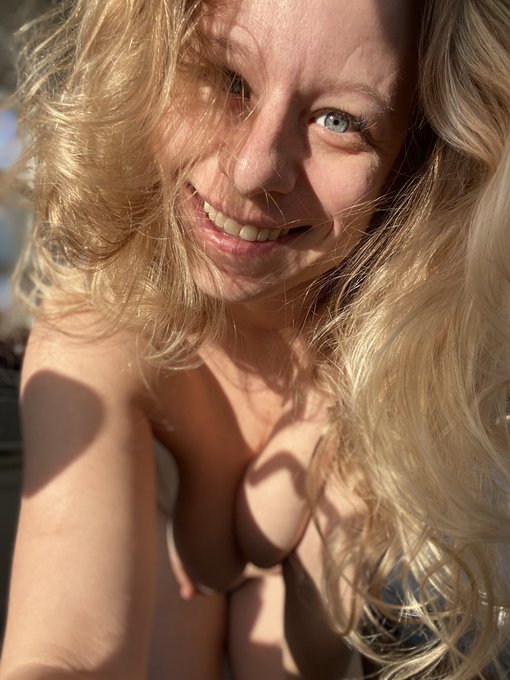 Good morning 😘

#blueeyes #behindblueeyes #onlyfans #onlyfansblonde #goodmorning #boobies #titties #bokeh