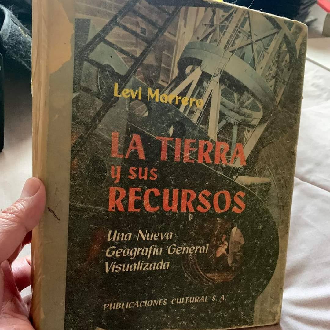 ojoatento's tweet photo. Veo esta imagen que compartió mi amigo Ricardo Guzmán (El Guz) y viene a mi memoria el Google impreso de la década de los 80's que usábamos para las materias de Ciencias Naturales. Quien lo tenía nuevo era privilegiado, otros lo teníamos por herencia. Vaya libro de apoyo. https://t.co/7U7mGoZOz3
