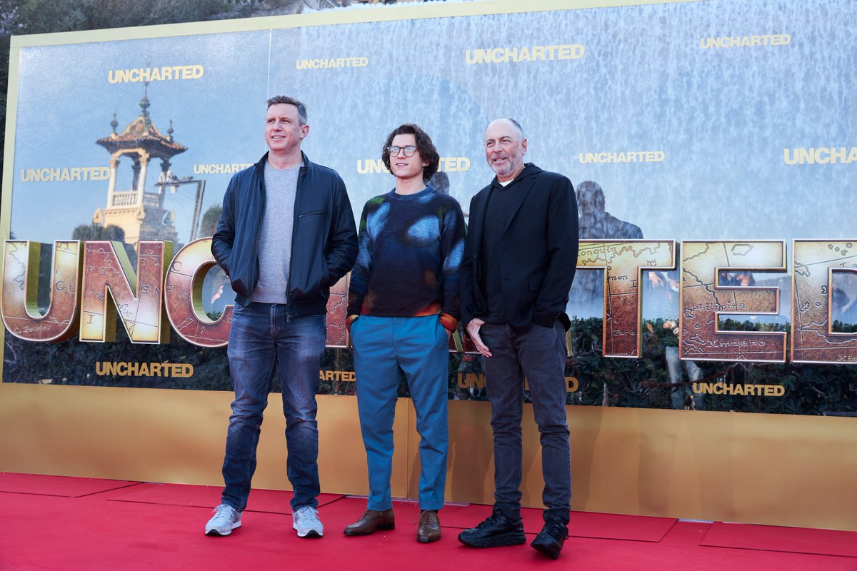 SonyPicturesRU's tweet photo. Том Холланд, режиссер Рубен Фляйшер и продюсер Алекс Гартнер на первом фотоколле промо-тура «Анчартед: на картах не значится» в Барселоне.
Здесь, на лестнице Национального музея искусства Каталонии, проходили съемки картины. 
#АнчартедНаКартахНеЗначится в кино с 10 февраля! https://t.co/2MkI7AiiGF