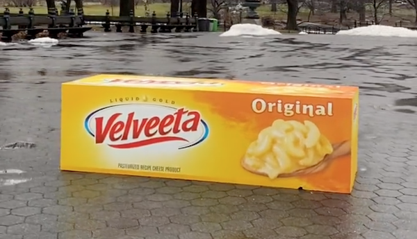 Velveeta заменила печально известный золотой куб в Нью-Йорке сырным mmr.ua/show/velveeta-…
