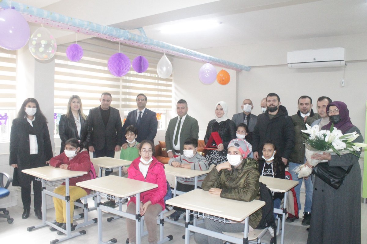 ANTAKYAMEM's tweet photo. İlçe Milli Eğitim Müdürümüz Sayın Ahmet TECİMEN ve İlçe Milli Eğitim Şube Müdürümüz Sayın Mehmet Salih ÖZGÜN'ün katılımlarıyla Cemalettin Tınaztepe Ortaokulunu ziyaret ederek donatımı hayırsever Aynur SEVİK tarafından yapılan Özel Eğitim Sınıfının açılışı yapıldı. https://t.co/GRxTOk07Rp