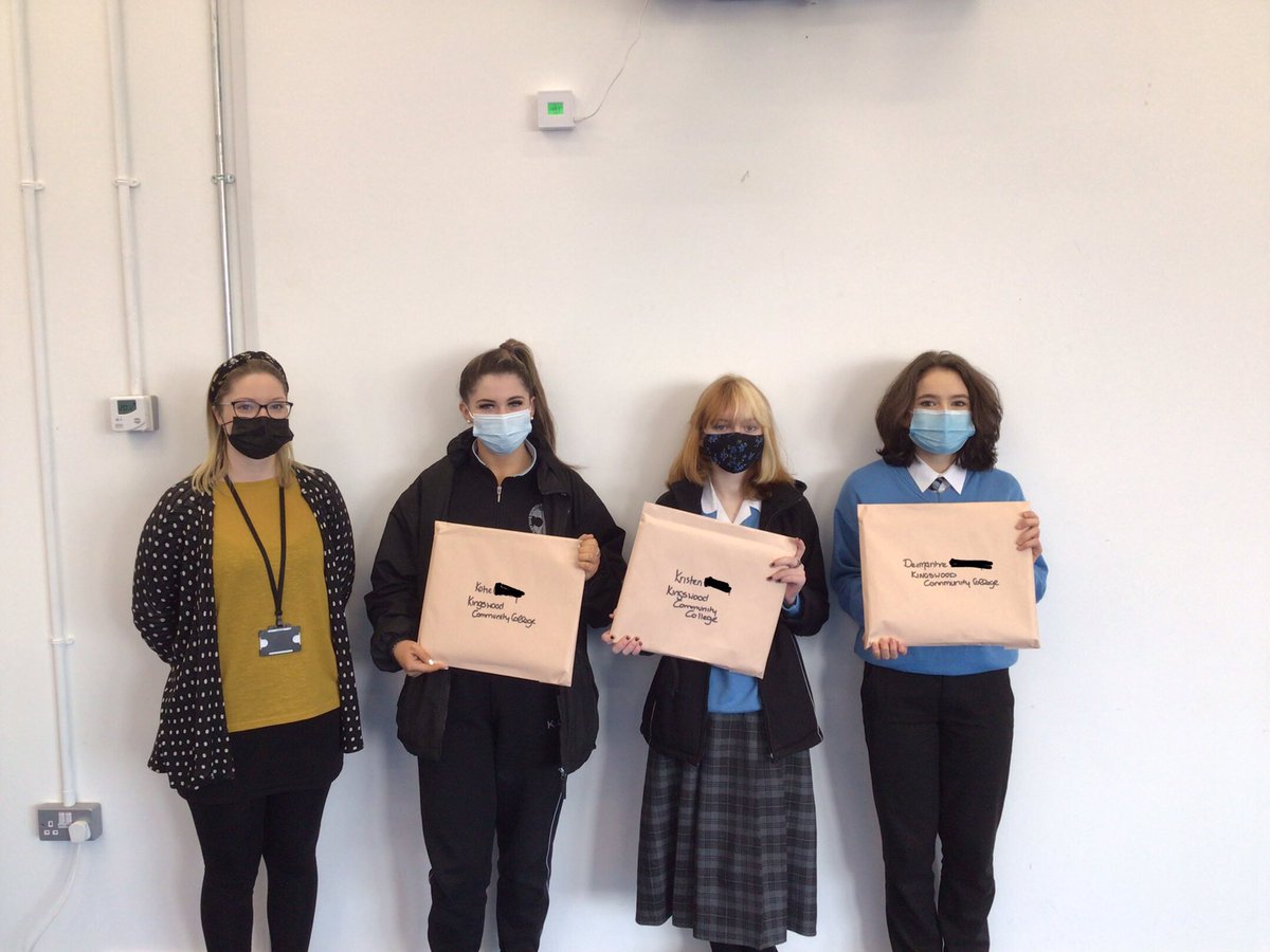 Oide_SarahMc's tweet photo. Congratulations to our three 2nd year students who won the Clondalkin @cu_tower Credit Union Art Competition this year! Here they are being presented their certificates by our head students. Well done folks! 🎨🎉👩🏻‍🎨🖌@Kingswoodcc16 @Kingswoodccart https://t.co/9YjqvWIDQb