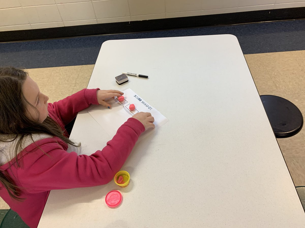 TonyMcCullers's tweet photo. Fun with syllabification in 3rd grade @CFESmustangs! #MotivatedMustangs https://t.co/Jws6eZTTEz