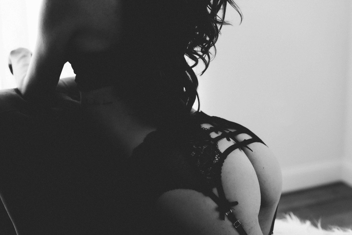 A little preview from my last #boudoir photoshoot!
Perfect example of #girlswhosquat posting the rest on #onlyfans tonight 

#onlyfansgirls #assjiggle #fatass #housewife #dom #fetish