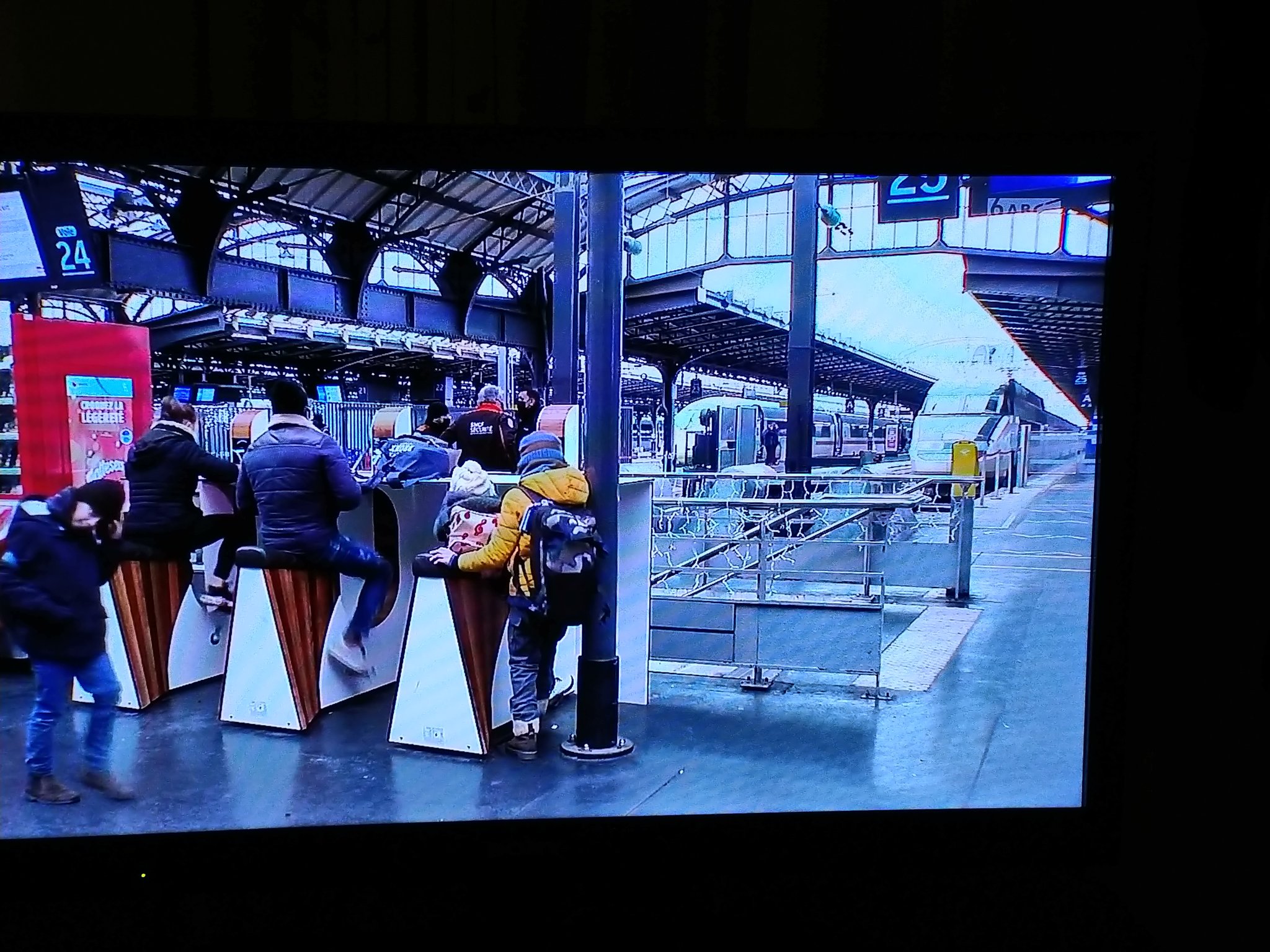 ゆみ 裕海 世界の車窓から パリ東駅からのtgv スーツさん東駅 北駅 近くのホテルに泊まりながら色々行ってたなぁ と思いを馳せながら コロナ前の最後の仕事でパリ バルセロナまで乗った事を思い出す T Co Ommvbihnac Twitter