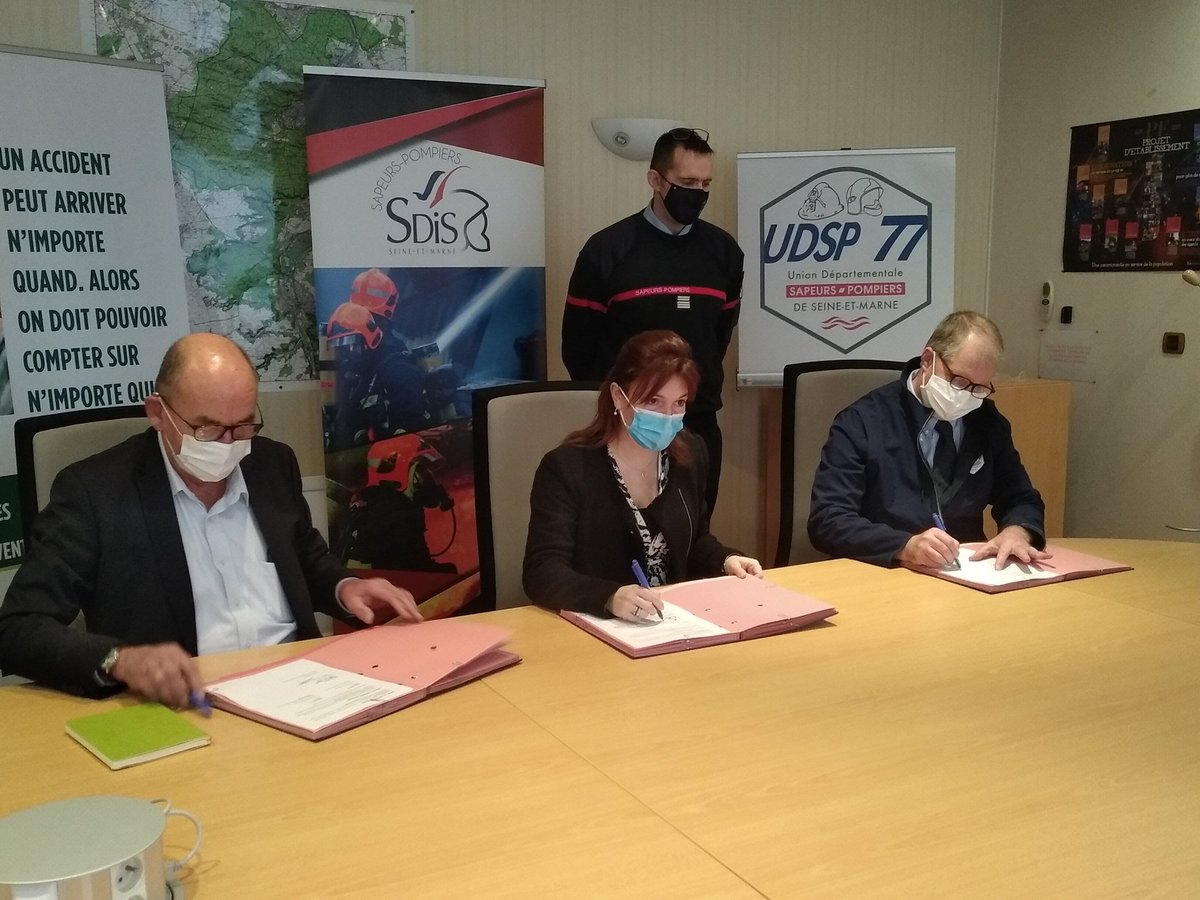 Udsp77's tweet photo. 🚨Ce matin,signature d'un accord📜 entre #Sdis77 #udsp77 #Groupama
pour la formation aux #GestesQuiSauvent de plus de 1000 employés. https://t.co/Cmi9ugwAkB