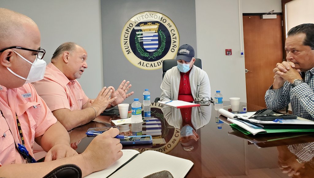 TranspMaritimo's tweet photo. Director Ejecutivo de @TranspMaritimo Jorge Droz, se reúne con personal del municipio de @catano y realizó visita de inspección a las facilidades del terminal de lanchas. https://t.co/kuXtAXOHbF