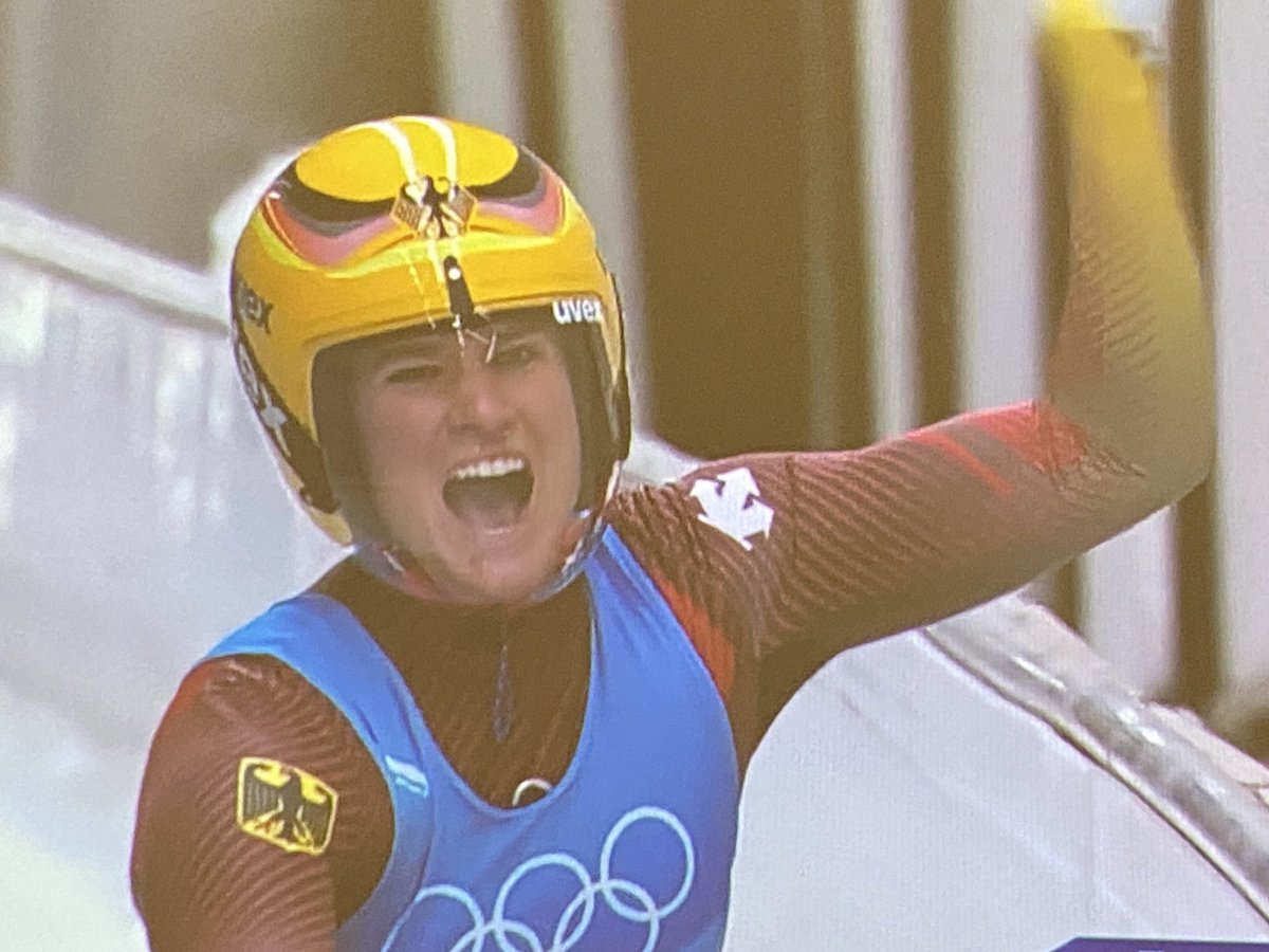 bpol_sport's tweet photo. ‼️ WAHNSINN ‼️ #Bundespolizei Rennrodlerin #Geisenberger Natalie feiert in #Beijing2022 Olympia-GOLD-Hattrick vor 🇩🇪 Silber-Kollegin #Berreiter Anna. Sie hat als Erste 3xOlympia-GOLD im Einsitzer in Folge gewonnen ‼️Gratulation auch an 🇩🇪#Taubitz Julia nach ihrem Sturz ‼️ https://t.co/0NL1M7tbRw