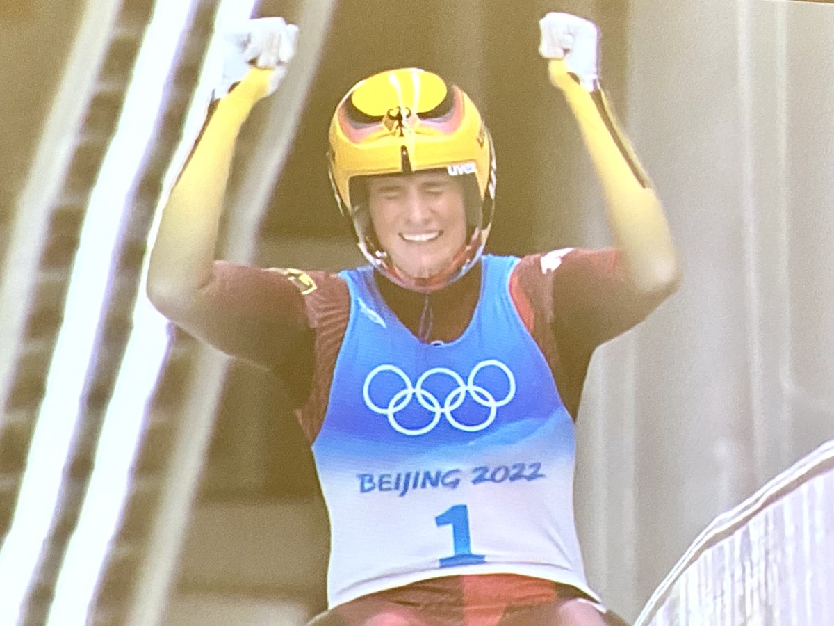 bpol_sport's tweet photo. ‼️ WAHNSINN ‼️ #Bundespolizei Rennrodlerin #Geisenberger Natalie feiert in #Beijing2022 Olympia-GOLD-Hattrick vor 🇩🇪 Silber-Kollegin #Berreiter Anna. Sie hat als Erste 3xOlympia-GOLD im Einsitzer in Folge gewonnen ‼️Gratulation auch an 🇩🇪#Taubitz Julia nach ihrem Sturz ‼️ https://t.co/0NL1M7tbRw