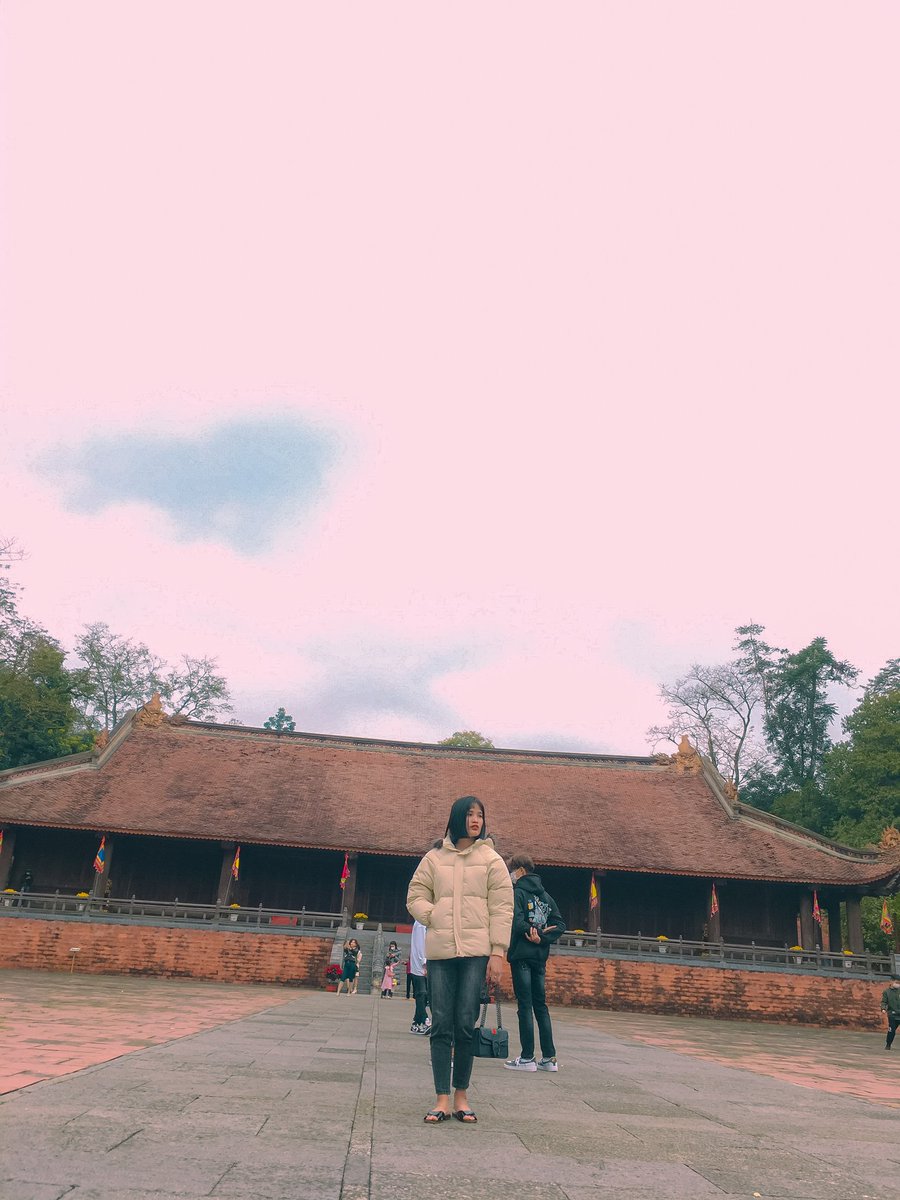 Một cô gái phải lòng thứ ba. 
Vì em chỉ thích ăn socola😂