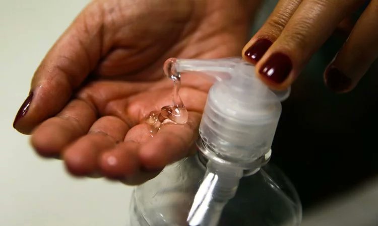 diariodoestado's tweet image. Há quase dois anos, o álcool 70% se tornou item obrigatório nas casas, empresas e bolsas dos brasileiros. As prateleiras ganharam uma versão em spray do produto com adição de hidratante Aloe Vera. 

Leia mais: cutt.ly/zOCMym3

#álcool #versão #brasileiros