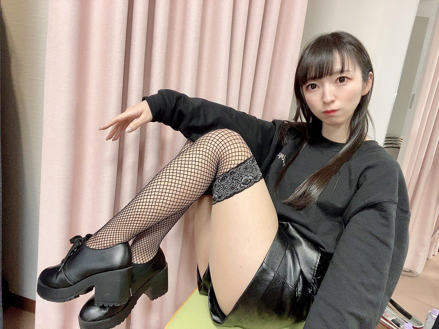 網タイツ　ムチムチ  / X