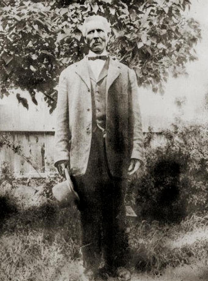 TracesofTexas's tweet image. "Bose Ikard served with me four years on the Goodnight-Loving Trail, never shirked a duty or disobeyed an order, rode with me in many stampedes, participated in three engagements with Comanches, splendid behavior."  --- what Charles Goodnight had inscribed on Bose Ikard's grave.