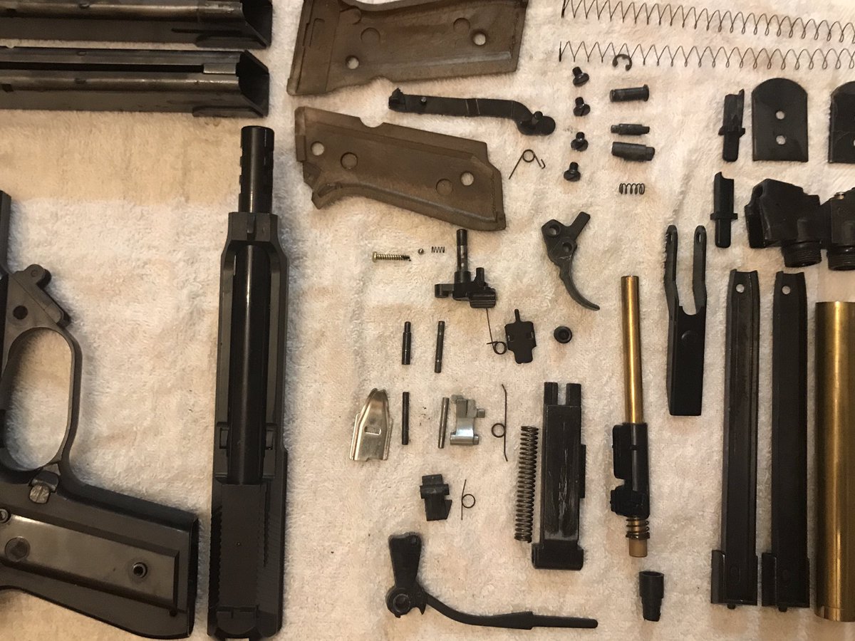 666hp's tweet image. 10年ぶりにMGC固定93R。殆ど打った痕跡がない。ラッキー。
これに手を付けると、優先順位が狂うから「そっ閉じ」しとくか？
開放型だからスチールアウター作りたいんだよね。需要あるかな？
KG9のマルイ弾倉移植は終わりました。#mgc #93r