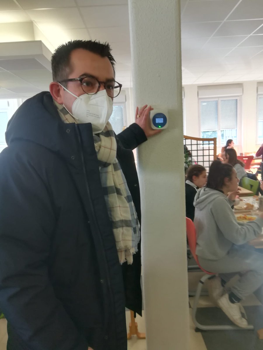 Allierdpt's tweet photo. 🦠😷 Le Conseil départemental équipe les 35 collèges du département d'une centaine de détecteurs de CO2. 
Pour en savoir plus, retrouvez le communiqué de presse 
👉 https://t.co/BbagKP52Ar https://t.co/L5GfSxH5o9