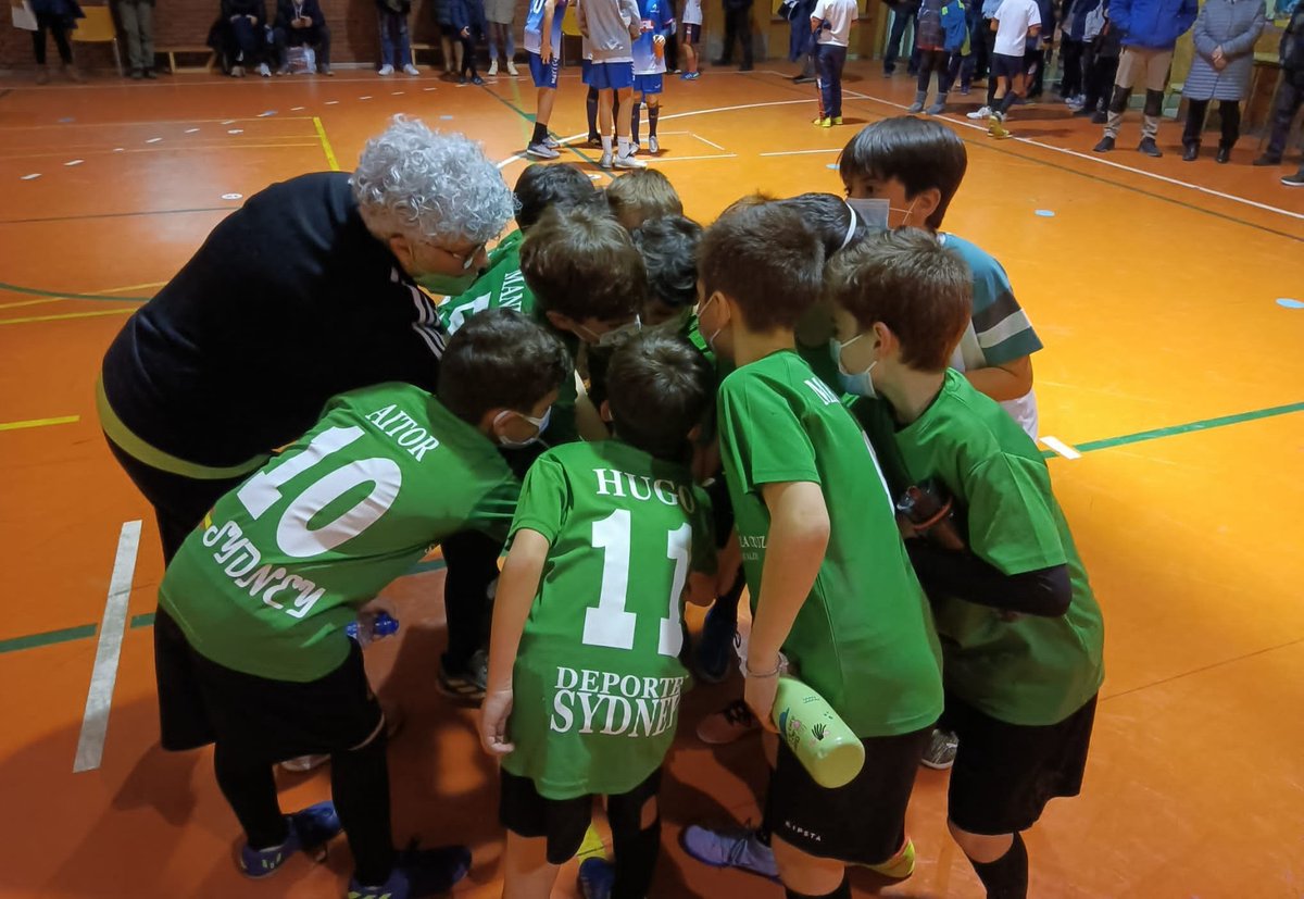 Colegiojuancruz's tweet photo. "Uno para todos y todos para uno". Destacamos esta 📸 como uno de los momentos que representa la infinidad de valores que transmite el deporte.
#leonesp #ValoresTeam #Deportes https://t.co/gtcI9pxHbZ