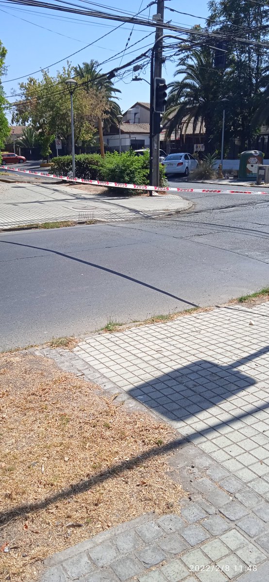 BalooLuis's tweet photo. @MuniLaReina está cortado Santa Rita esq Echeñique por un choque a las 09:00 de hoy pero no hay nadie que controle dejaron la manga de emergencia se les olvidó sacarla https://t.co/dTVMzaMMrO