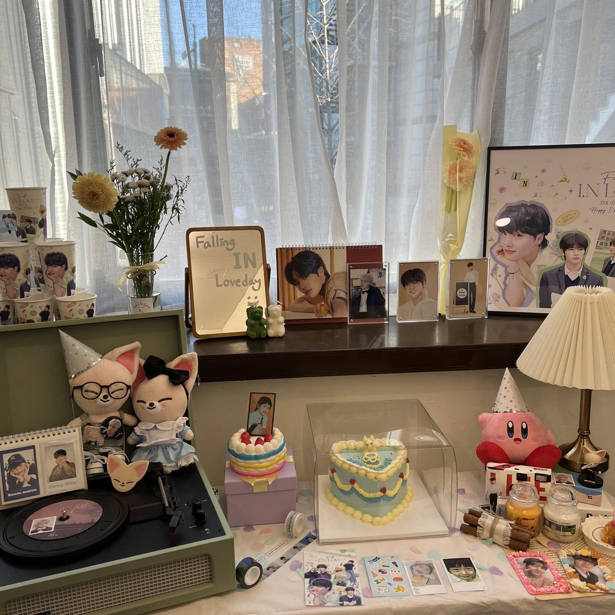 shyhsj0103's tweet photo. #Falling_IN_Loveday 
#전_영원한_아기빵이라면서요
컵롤더가 풋풋한 정인이의 모습을 너무 잘 담고 있어서 꼭 들려야겠다고 생각했던 곳이얐는데 역시나 정말정말 예뻤어요🤍 8일에만 오느라 눈으로 밖에 못봤지만 마테 실물도 볼 수 있어서 좋았어요👍👍 https://t.co/eXmtUjDgzw