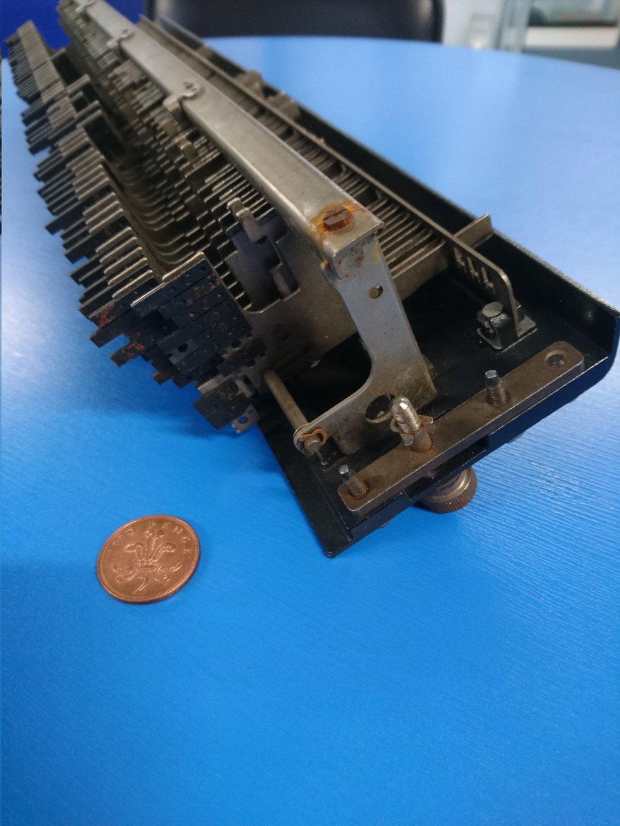 Help! What is this thing? The parts with the flat black "pins" on move back and forth.