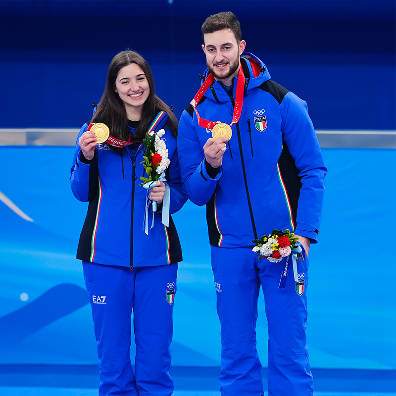 Eurosport_IT's tweet photo. Come luccica quella medaglia sul nostro azzurro 🥇💙🇮🇹🥌

#Beijing2022 #curling #Olympics https://t.co/0ygBsDguQO