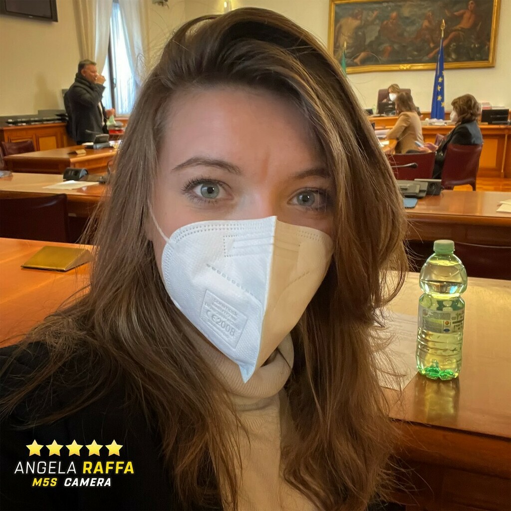 RaffaAngela's tweet photo. Carluccio Calenda parlando del M5S scrive che il Movimento 5 Stelle ha portato in politica “la mancanza di rispetto per chi studia”. Noi che siamo il gruppo con la più alta percentuale di laureati. Lui che è stato bocciato a scuola ed inizia la sua ben p… https://t.co/QMV1xEs64m https://t.co/lDMwIUQH4k