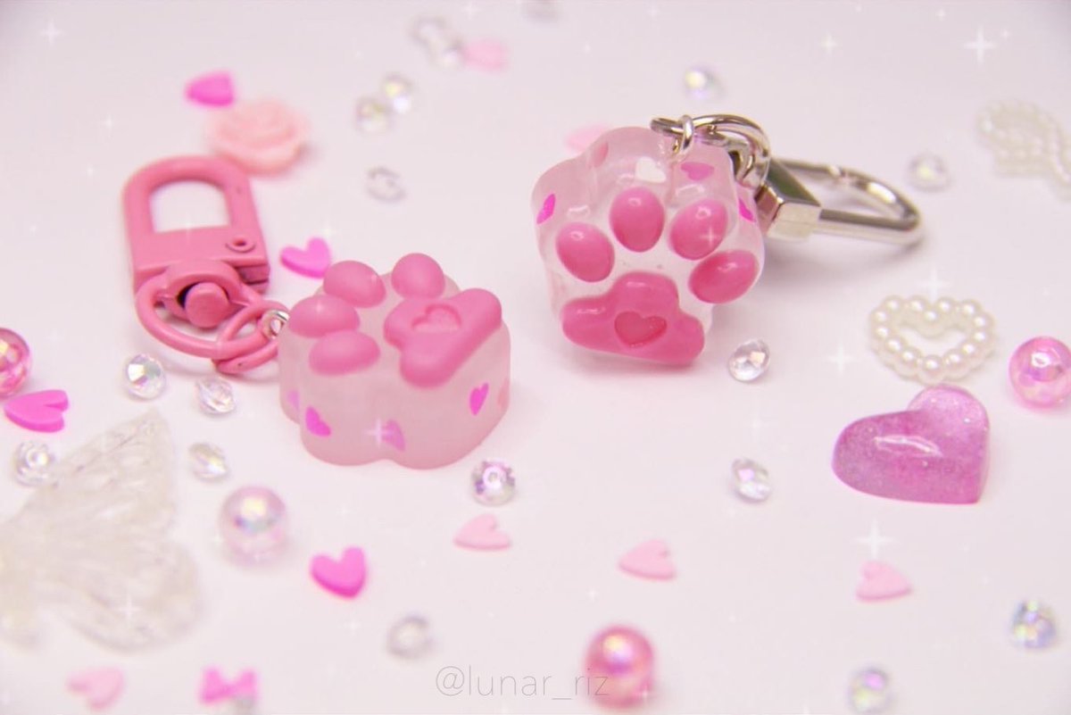 lunar_riz's tweet photo. 𖤐 พวงกุญแจอุ้งเท้าแมว 🐾
Valentine's colletion +｡:.ﾟ🌹⋆*♡･:
รุ่นชมพู-ใส ลายหัวใจ 𓆩❤︎𓆪
ꕀ เริ่มต้นอุ้งละ 49 บาท
สามารถเปลี่ยนอะไหล่และสีอะไหล่ได้ 

สามารถดูรายละเอียดต่างๆ ได้ใน
📍 https://t.co/hfEB2hwvuU 

หรือ dm มาสอบถามได้เลยนะคะ

#พวงกุญแจ #พวงกุญแจเรซิ่น #ทาสแมว https://t.co/irMXJyrUOJ