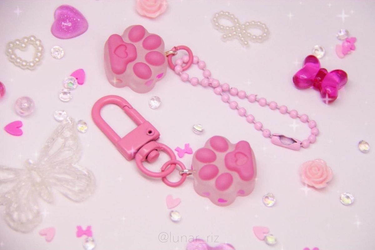lunar_riz's tweet photo. 𖤐 พวงกุญแจอุ้งเท้าแมว 🐾
Valentine's colletion +｡:.ﾟ🌹⋆*♡･:
รุ่นชมพู-ใส ลายหัวใจ 𓆩❤︎𓆪
ꕀ เริ่มต้นอุ้งละ 49 บาท
สามารถเปลี่ยนอะไหล่และสีอะไหล่ได้ 

สามารถดูรายละเอียดต่างๆ ได้ใน
📍 https://t.co/hfEB2hwvuU 

หรือ dm มาสอบถามได้เลยนะคะ

#พวงกุญแจ #พวงกุญแจเรซิ่น #ทาสแมว https://t.co/irMXJyrUOJ