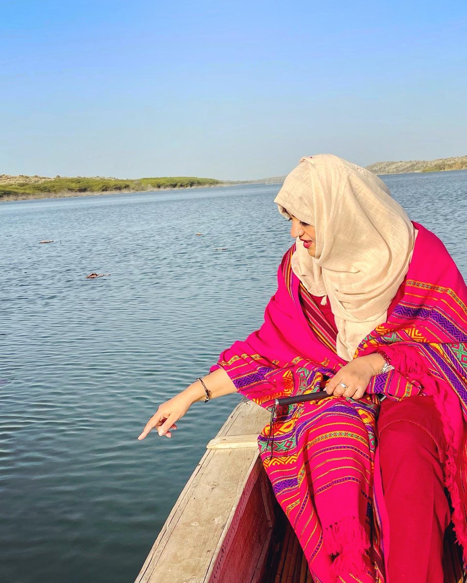 MisaTalpur's tweet photo. سندھ کے خوبصورت مقام ہتھونگو کھپرو میں بوتر جھیل واقع ہے، جہاں قدرتی طور پر کنول کے پھول پیدا ہوتے ہیں ، اگر آپ صحیح سیزن میں جائیں تو نہایت شاندار نظارہ ملتا ہے۔ کشتی میں بیٹھے آپ ان کنول کے پتوں کو اورپھولوں کو دیکھ اور محسوس کر سکتے ہیں، #stdc #sindhtourism #misatallur https://t.co/CGBfD3b02S