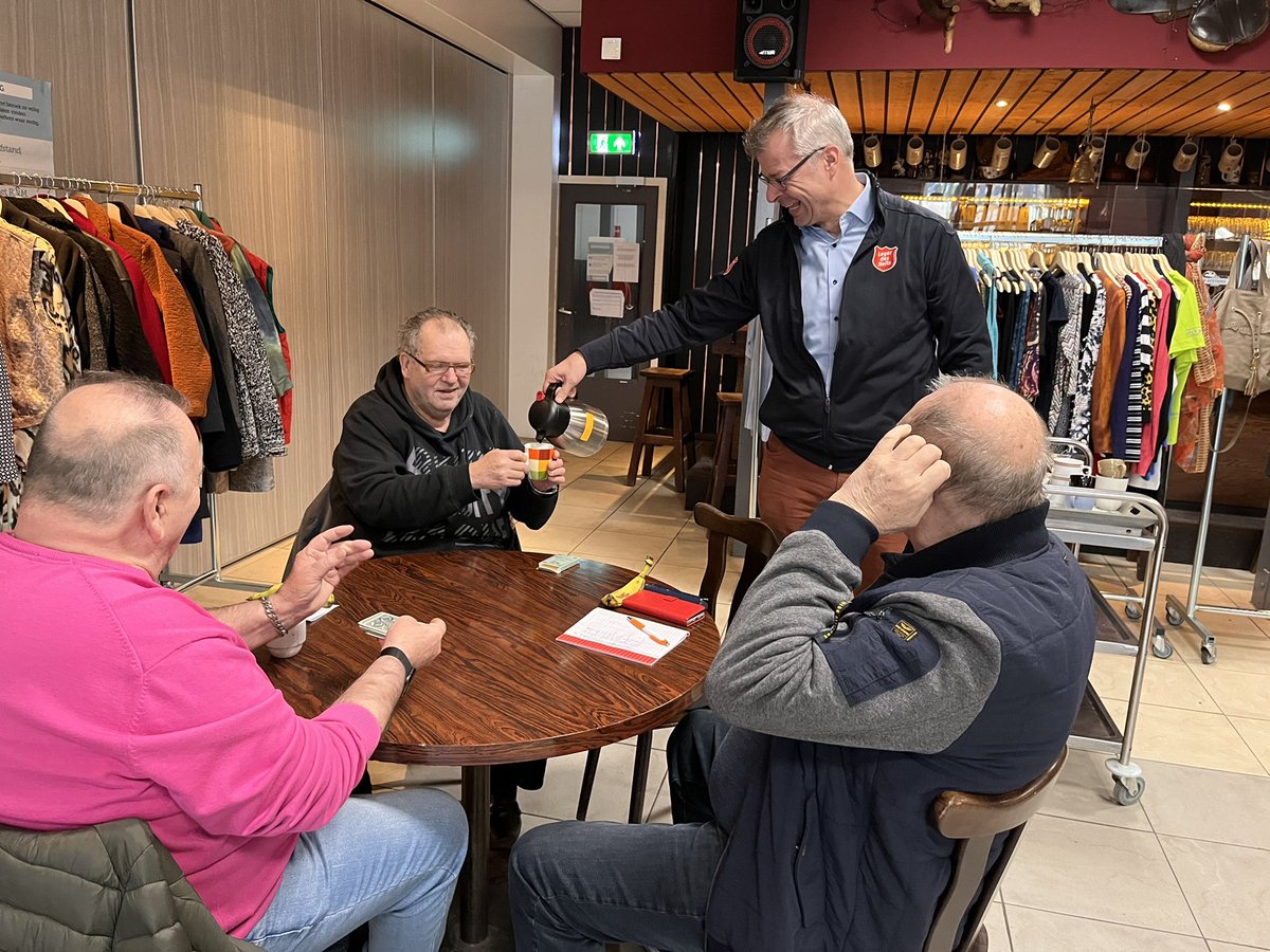 nicovansplunter's tweet photo. Vandaag op werkbezoek in de mooie stad #Maastricht waar @Ronvanderspoel missionair &amp; diaconaal actief is. Mooi om te zien hoe @IZBvoorzending en @Legerdesheils gezamenlijk zich inzetten voor bewoners. #pionieren #kerkinhetzuiden #fondswerving https://t.co/HGTE6TbGs2
