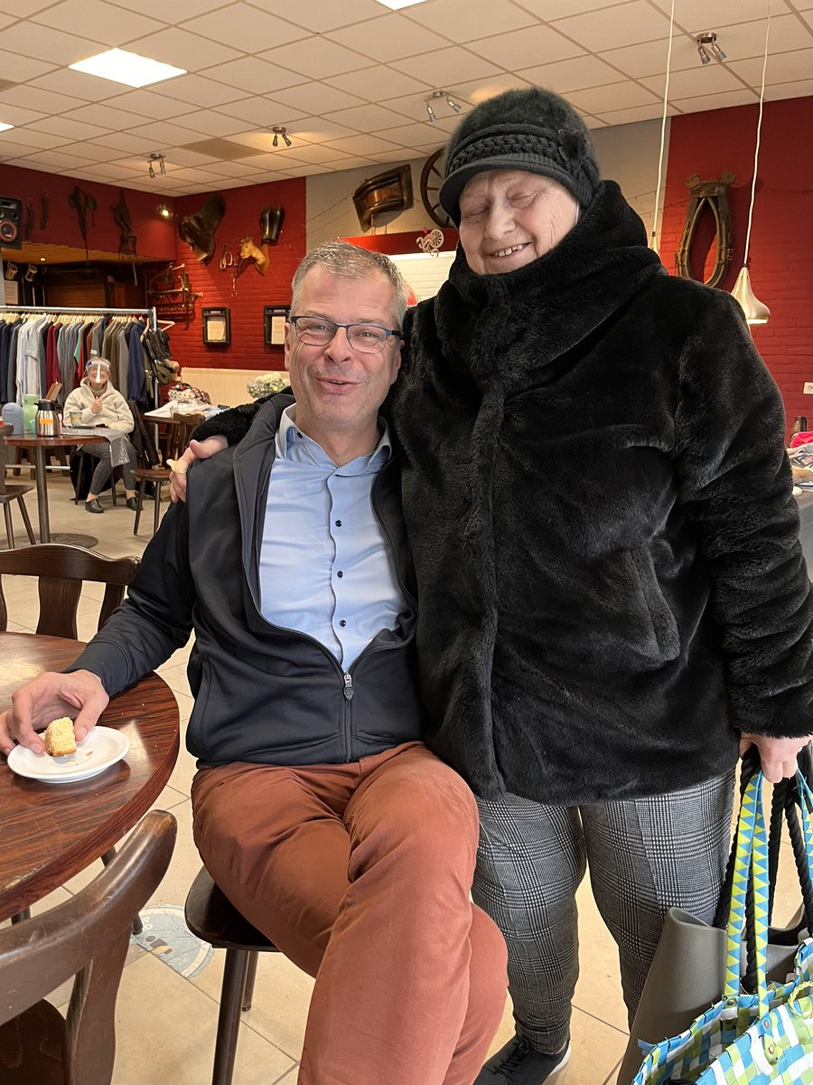nicovansplunter's tweet photo. Vandaag op werkbezoek in de mooie stad #Maastricht waar @Ronvanderspoel missionair &amp; diaconaal actief is. Mooi om te zien hoe @IZBvoorzending en @Legerdesheils gezamenlijk zich inzetten voor bewoners. #pionieren #kerkinhetzuiden #fondswerving https://t.co/HGTE6TbGs2