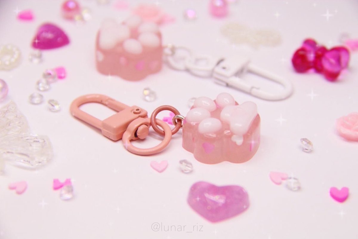 lunar_riz's tweet photo. 𖤐 พวงกุญแจอุ้งเท้าแมว 🐾
Valentine's colletion +｡:.ﾟ🌹⋆*♡･:
รุ่นขาว-แชมเปญ ลายหัวใจ 𓆩❤︎𓆪
ꕀ เริ่มต้นอุ้งละ 49 บาท
สามารถเปลี่ยนอะไหล่และสีอะไหล่ได้ 

สามารถดูรายละเอียดต่างๆ ได้ใน
📍 https://t.co/hfEB2hwvuU 

หรือ dm มาสอบถามได้เลยนะคะ

#พวงกุญแจ #พวงกุญแจเรซิ่น #ทาสแมว https://t.co/W28k15x0fx