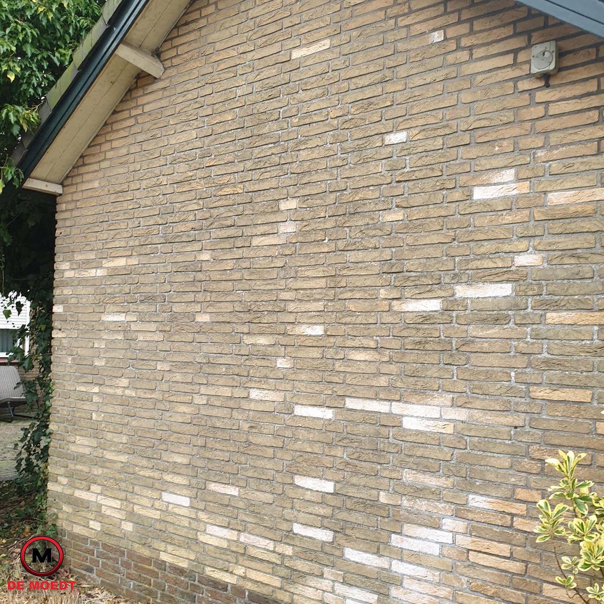 DeMoedtGevels's tweet photo. Deze vrijstaande woning aan de Tomatenlaan in Den Haag volledig gereinigd, het verschil met de oude situatie is goed te zien, een geslaagd project!

#demoedtgevelspecialist #demoedt #gevelspecialist #gevelreiniging #gevelrestauratie #voegwerken #stoomcleanen #naaldwijk #westland https://t.co/v3SS50V4kW