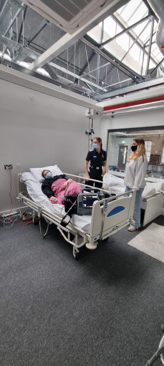 It’s been an intense week for our @UWEPara students after being put through 3 major incident simulations - an agricultural disaster, a mass carbon monoxide poisoning and a chemical suicide! A variety of different skills have definitely been put to the test #missionaccomplished🚑