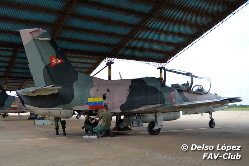 FAV_CLUB's tweet photo. Personal técnico revisan un Hongdu K-8W Karakorum, previo a una misión de vuelo.

Foto: Delso Lopez

#aviacionmilitar #aviacionmilitarvenezolana #k8w #baru #venezuela #favclub https://t.co/YZ5ywle3fU