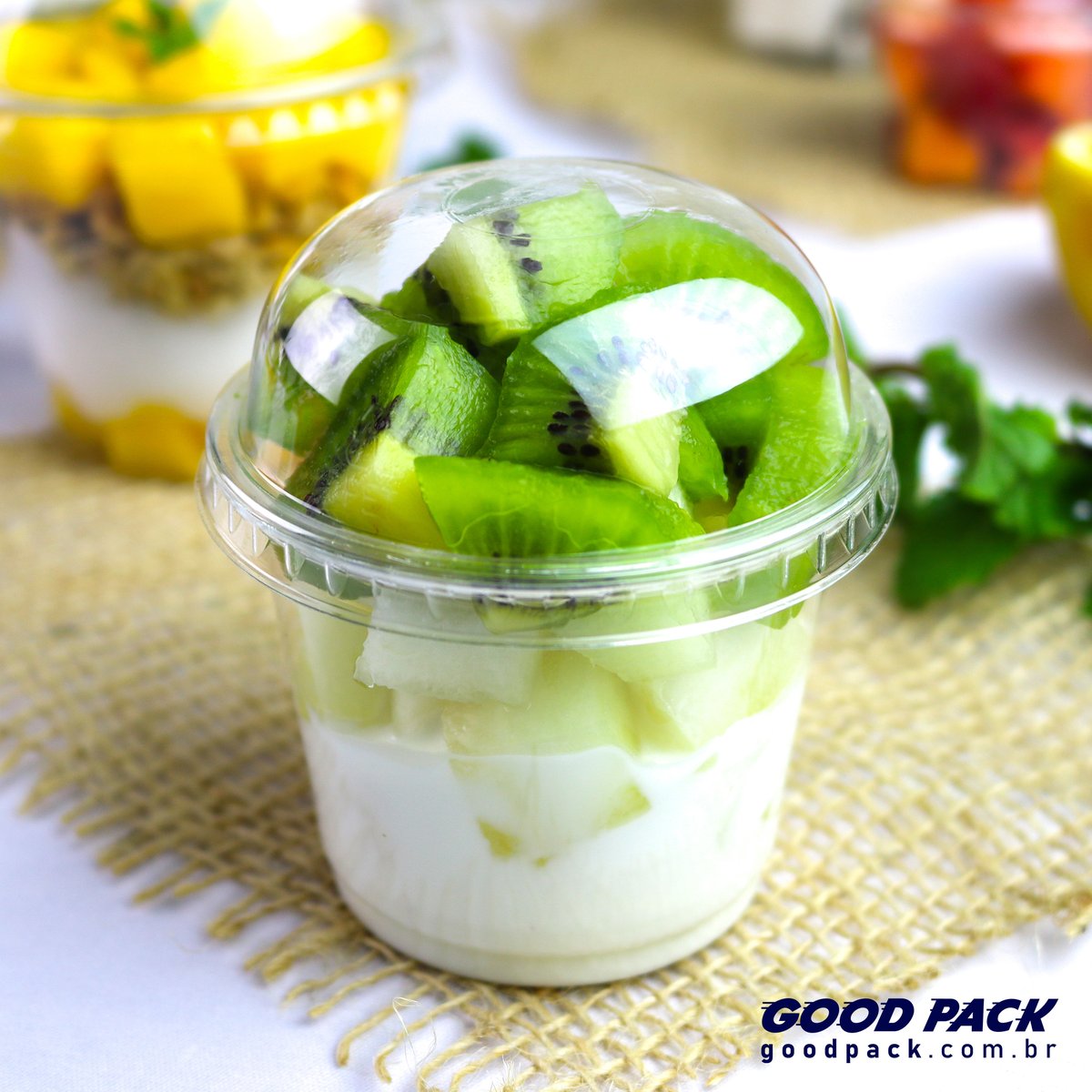 goodpackoficial's tweet photo. Frutas são fundamentais em qualquer dieta saudável, e devem ser consumidas diariamente. E na hora de vender os produtos é fundamental que as frutas estejam em embalagens atrativas e prontas para o consumo 🥝😎

#Frutas #Kiwi #Embalagens #BoloNoPote https://t.co/e2BcdJeGaR