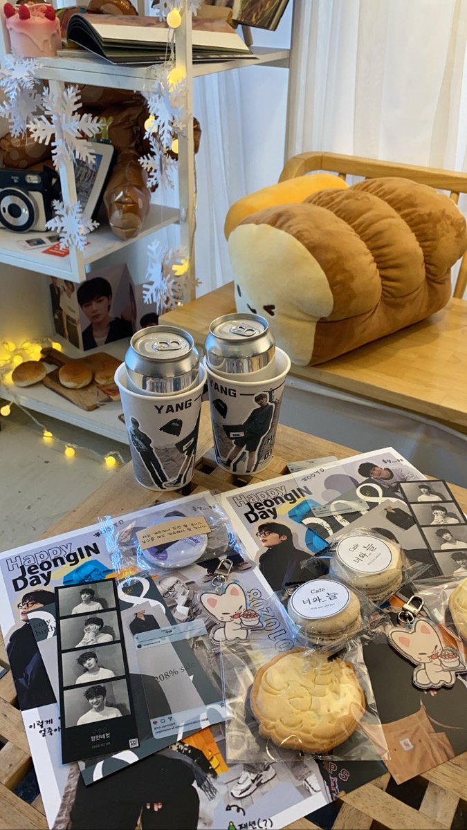 felixisheaven's tweet photo. 세 곳 모두 컨셉이 너무 좋았어요 >__< 카페 하나하나 컨셉에 맞게 꾸며진 것두 넘 개성 넘치구 보는 눈이 아주 즐거웠습니다 💛 꺗 이제 빵행성에서 양신사 옷 입구 빵도날드 가서 아기빵 생일을 마지막으로 축하해줘야겠어요 아기빵 생일 축하했었어 😍   #아기빵지순례 https://t.co/czguwmEOdg