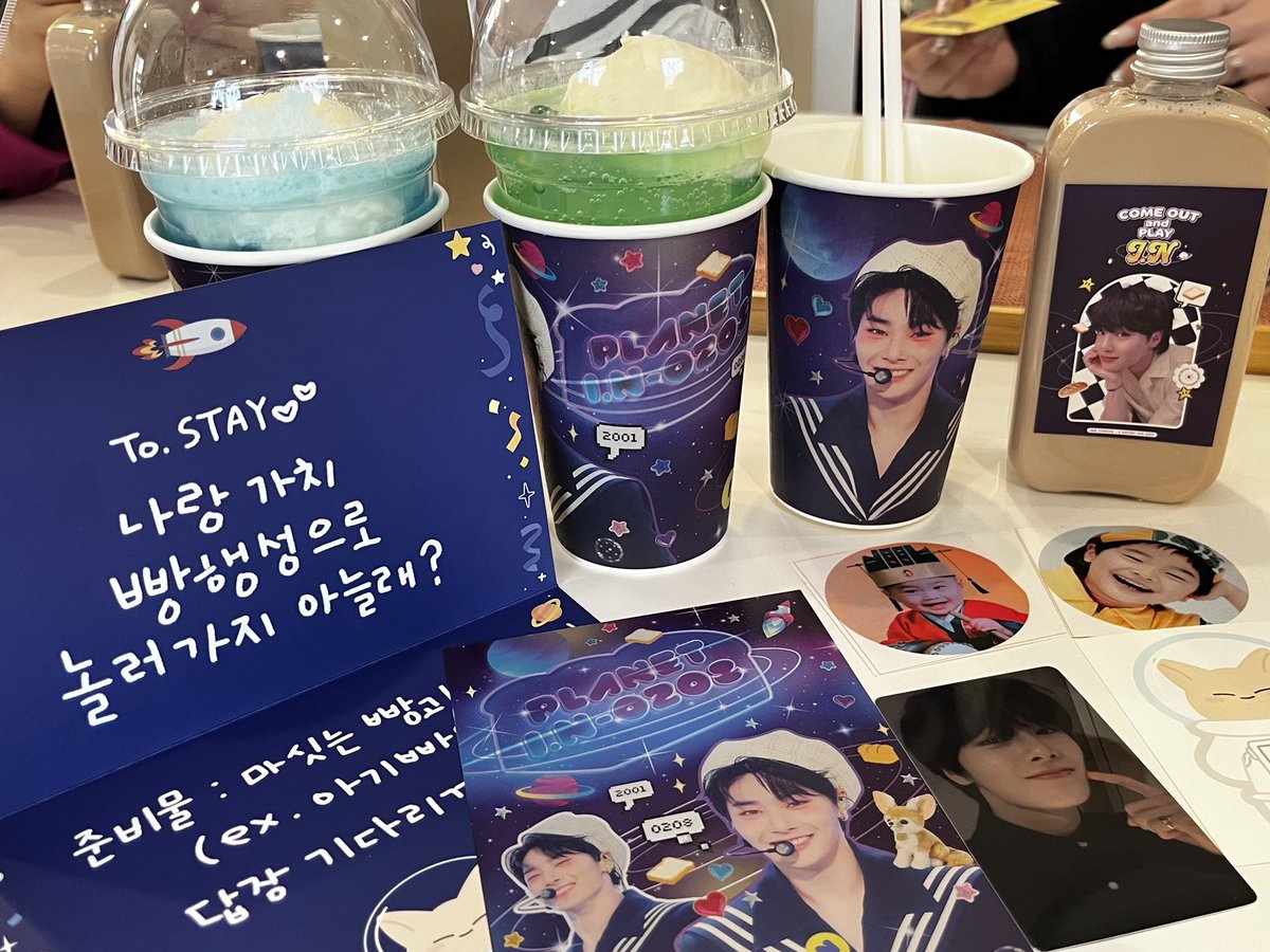 felixisheaven's tweet photo. 세 곳 모두 컨셉이 너무 좋았어요 >__< 카페 하나하나 컨셉에 맞게 꾸며진 것두 넘 개성 넘치구 보는 눈이 아주 즐거웠습니다 💛 꺗 이제 빵행성에서 양신사 옷 입구 빵도날드 가서 아기빵 생일을 마지막으로 축하해줘야겠어요 아기빵 생일 축하했었어 😍   #아기빵지순례 https://t.co/czguwmEOdg